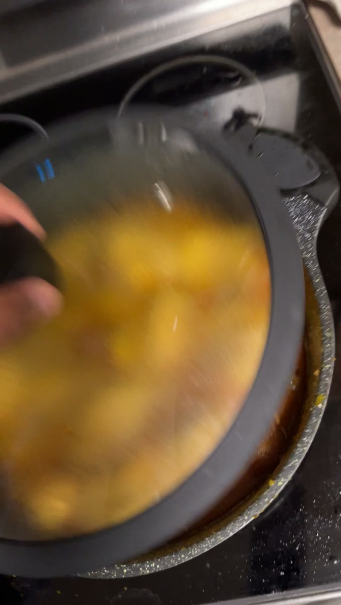 Chicken curry with fried potatoes